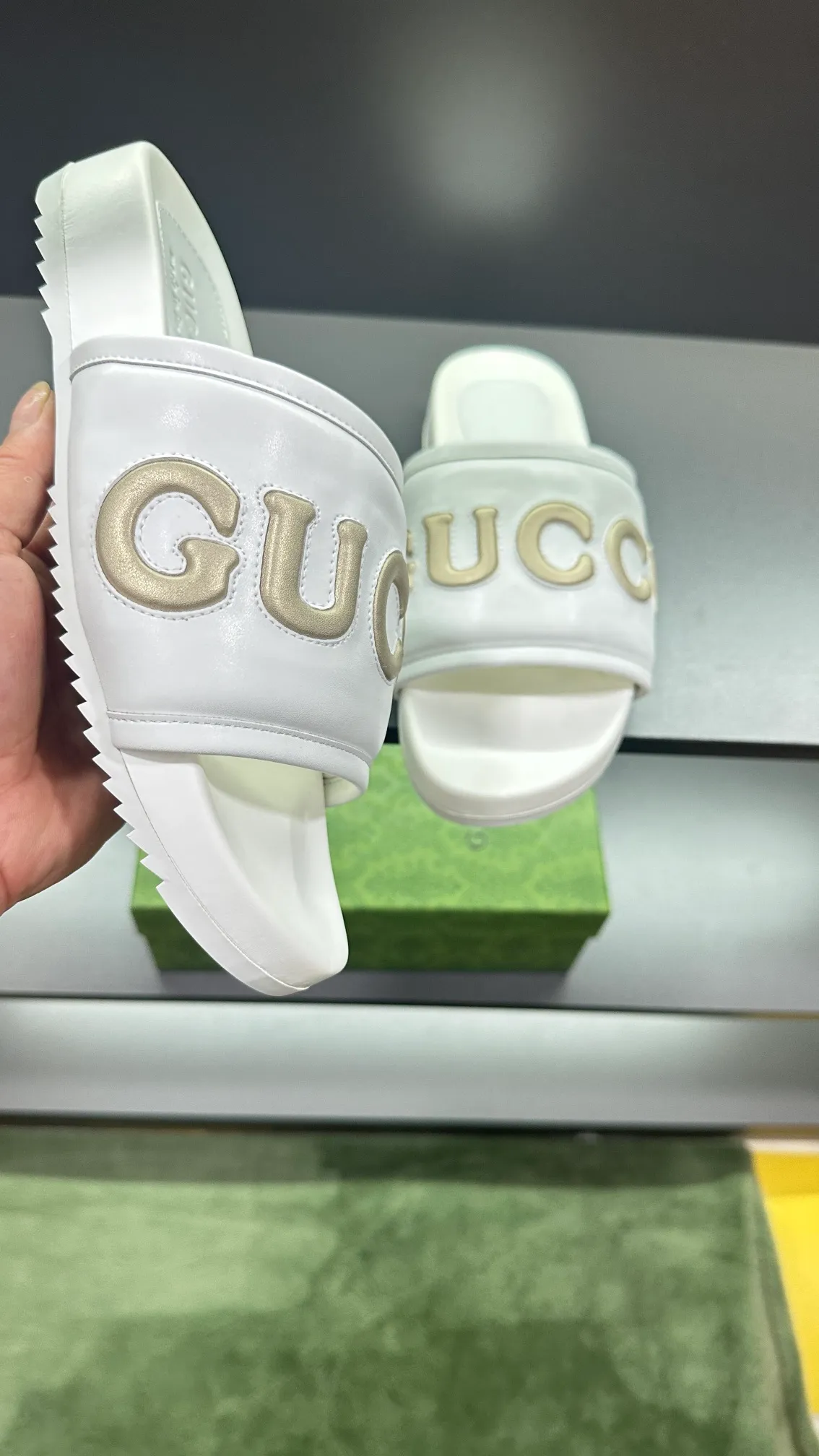 [G Family Couple Style] P: 320💰Female size 36~40 Men's size 39~45, (46. Custom-made GG slippers for men and women. This slipper is made of GG polyester fiber and is decorated with a Gucci label on the front, which adds a striking logo feel to the style. Beige GG recycled polyester fiber, same size for men and women, leather trim